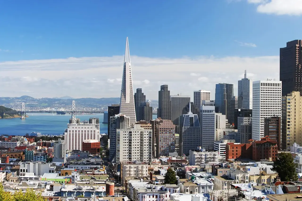 Skyline of San Francisco with the Transamerica Pyramid and cityscape under a clear blue sky.